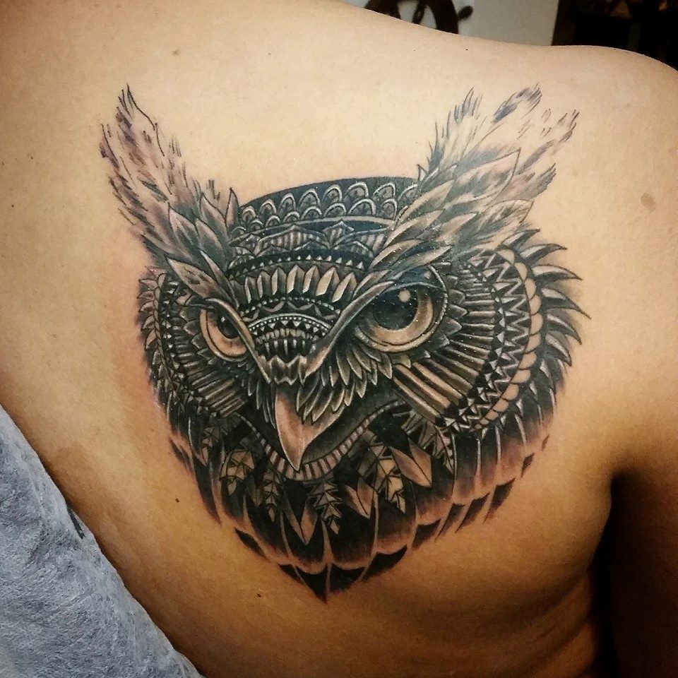Grey Ink Owl Head Tattoo On Right Back Shoulder by Berat Bumin
