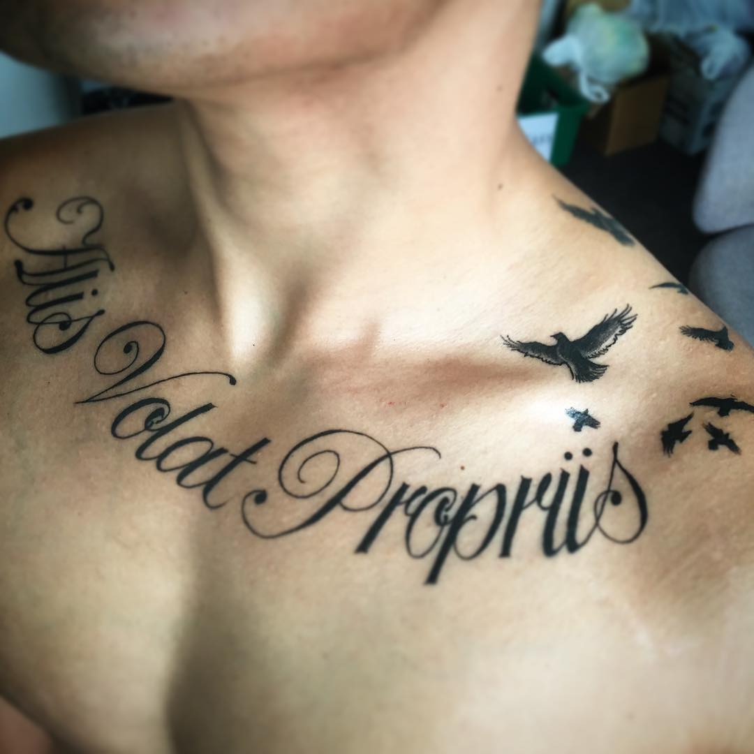 His Volat Proprii Lettering With Flying Birds Tattoo On Men Collar Bone