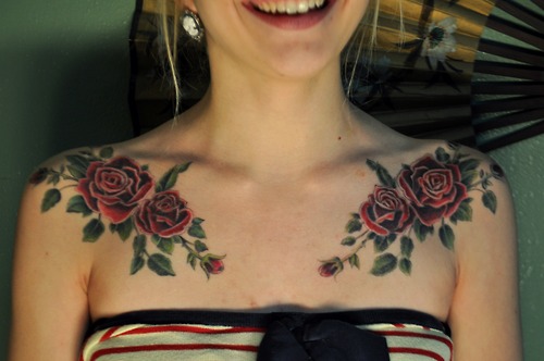 Rose Flowers Tattoo On Girl Collar Bone