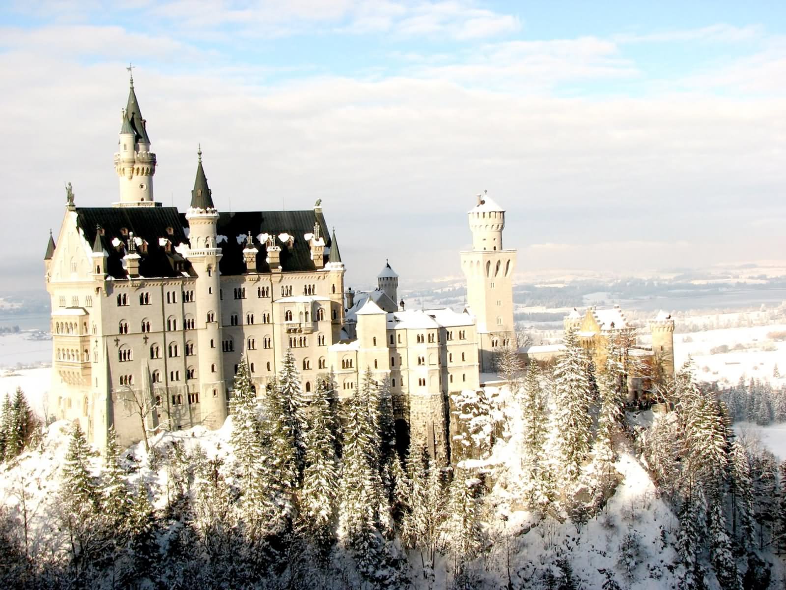 The Neuschwanstein Castle Looks Incredible With Winter Snow Picture