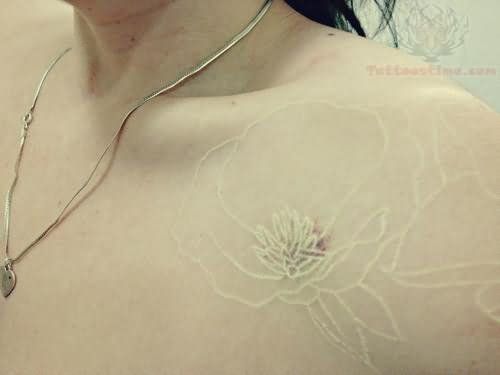 White Outline Flowers Tattoo On Collar Bone