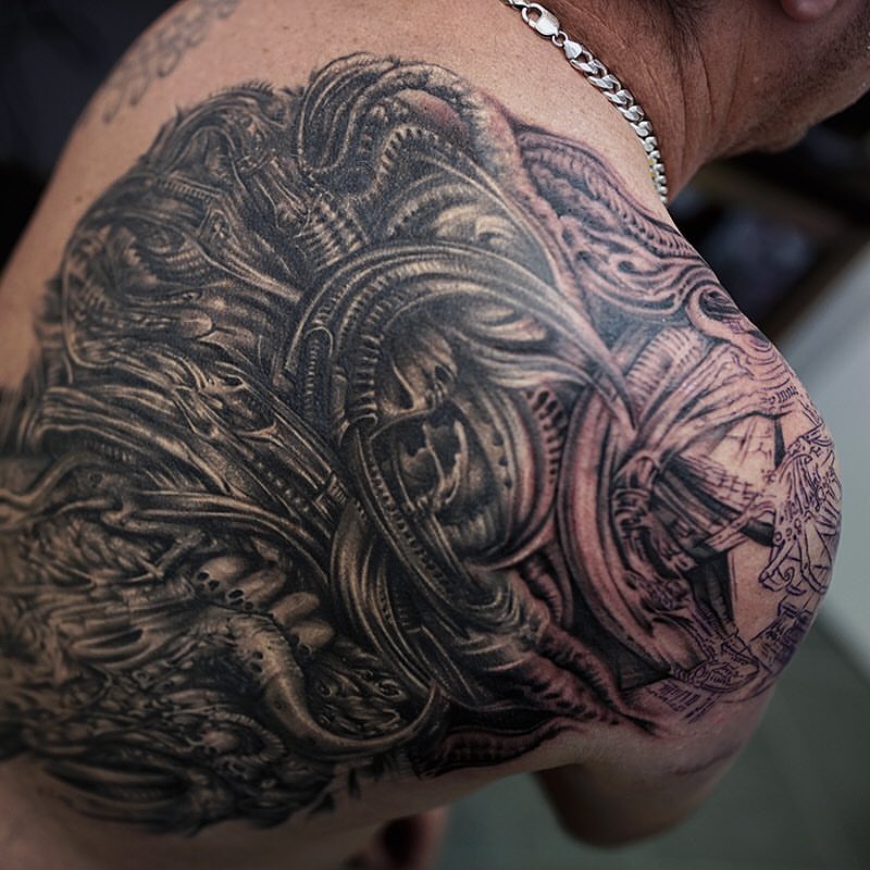 Biomechanical Tattoo On Right Back Shoulder by Khan Tattoo