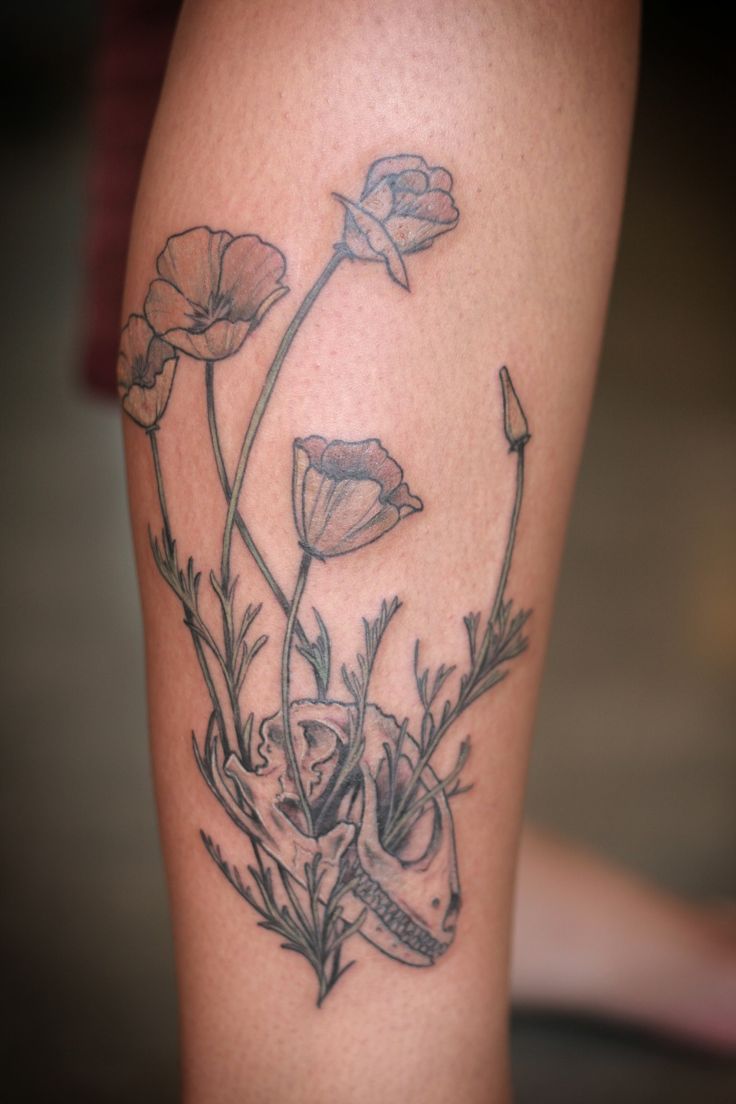 Black And White Poppy Flowers With Lizard Skull Tattoo Design For Leg