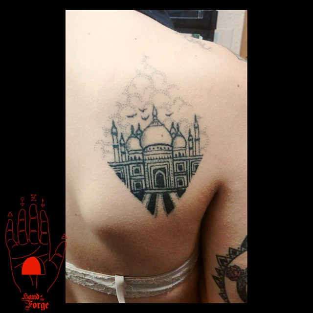 Black Ink Taj Mahal Tattoo On Girl Right Back Shoulder