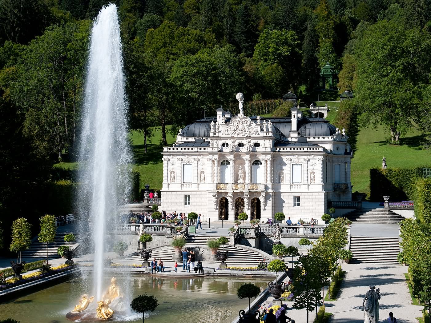 Side View Picture Of The Linderhof Palace And Water Fountain