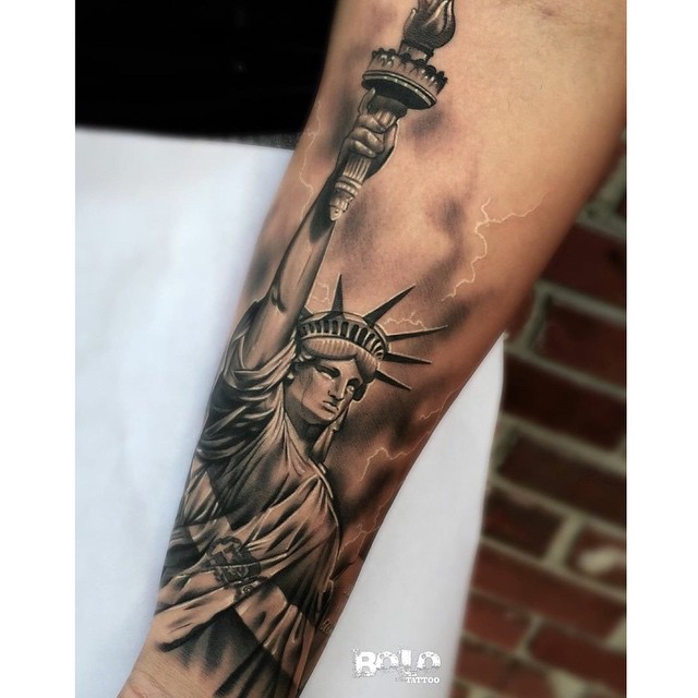 Black And Grey 3D Statue Of Liberty Tattoo Design For Arm