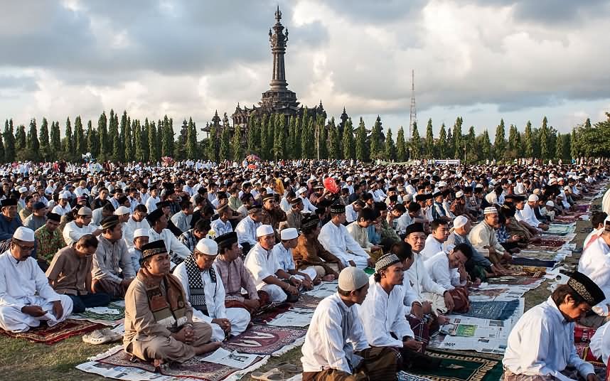 Muslims Pray During Mass To Celebrate Eid Ul-Fitr