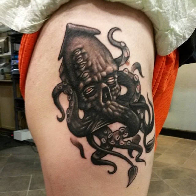 Black And Grey Squid Tattoo On Side Thigh