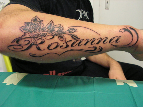 Black Ink Roses With Rosanna Name Tattoo On Right Arm