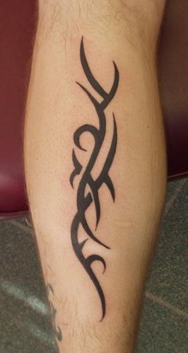 Black Tribal Design Tattoo On Leg Calf