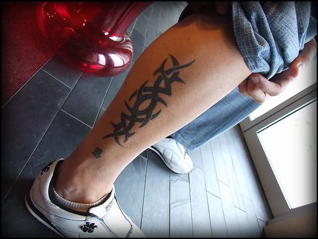 Black Tribal Design Tattoo On Right Leg Calf