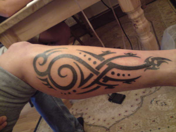 Classic Black Tribal Design Tattoo On Right Leg Calf