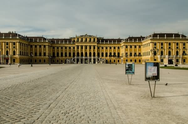 Entrance Way To The Schonbrunn Palace