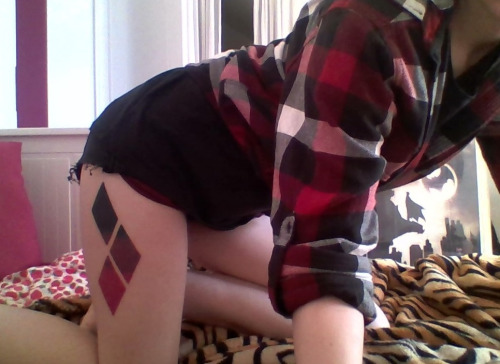 Harley Quinn Diamond Pattern Tattoo On Girl Right Thigh