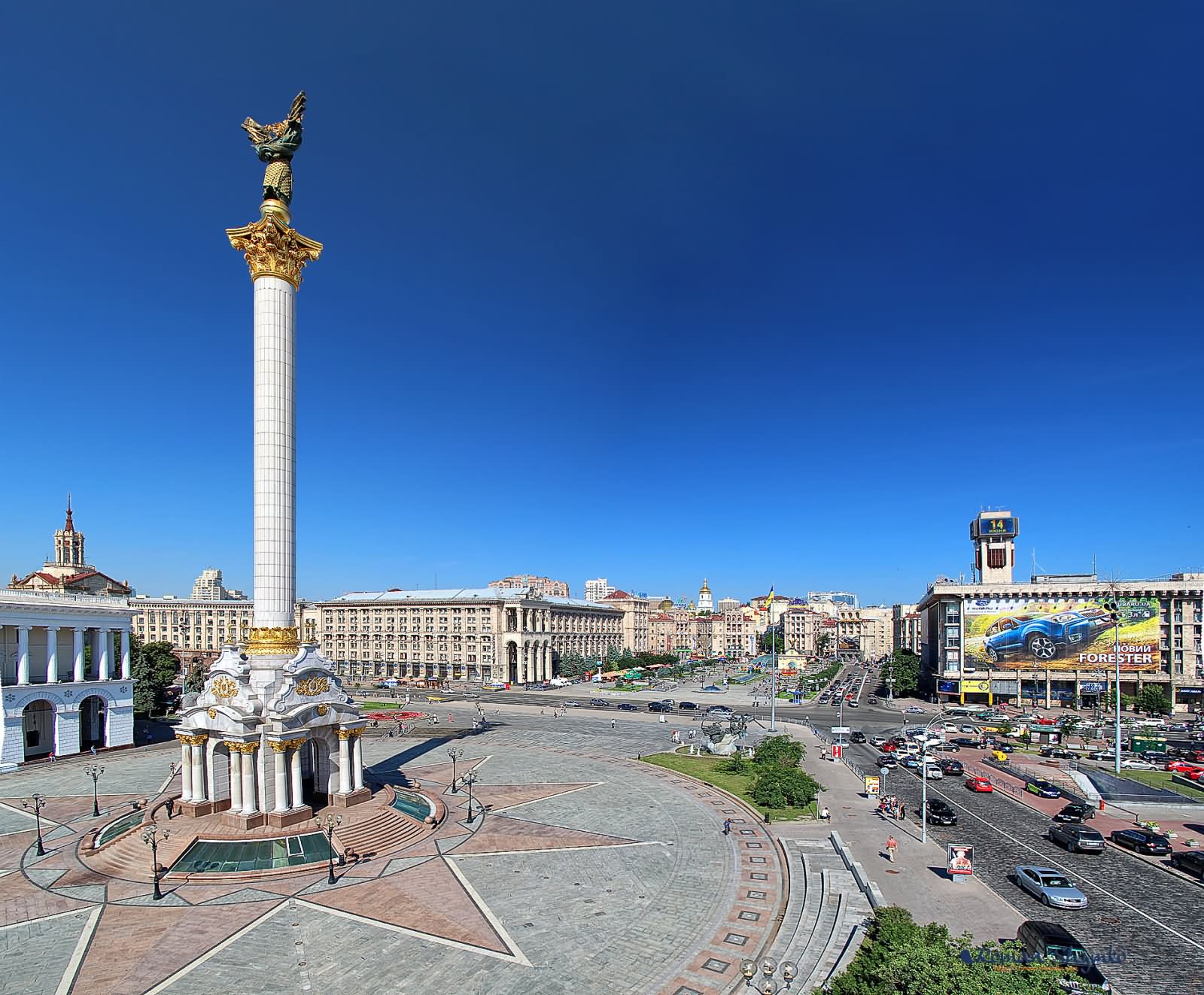 Maidan Nezalezhnosti With Independence Monument In Kiev, Ukraine
