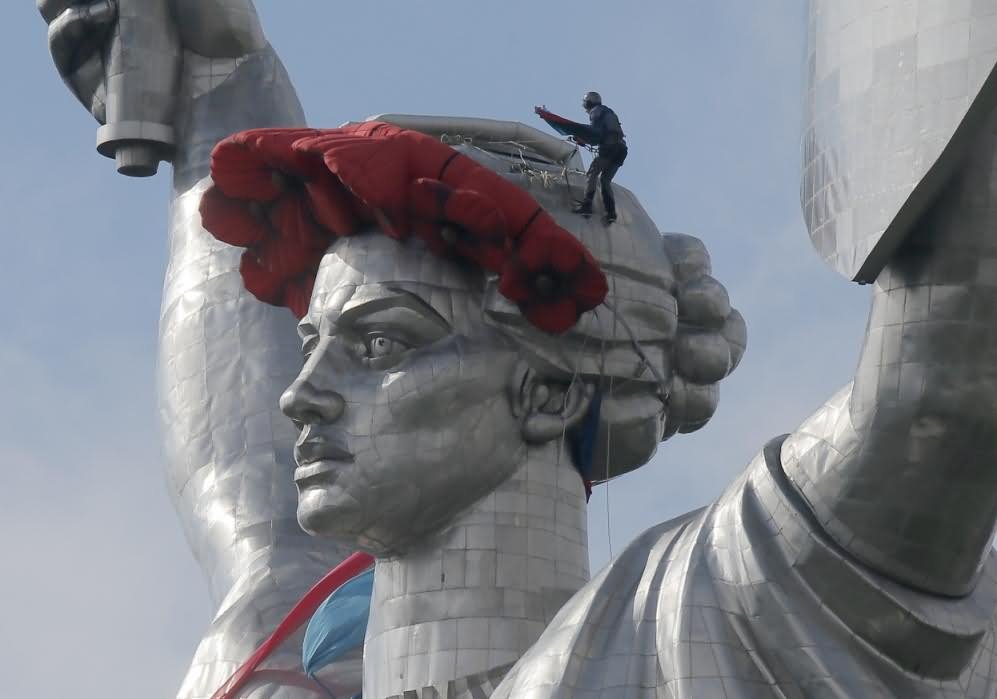 Mother Motherland Statue With Wreath Of Poppies And Ribbon