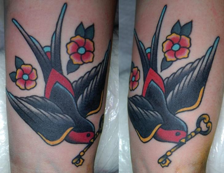 Old School Traditional Sparrow With Key In Beak Tattoo