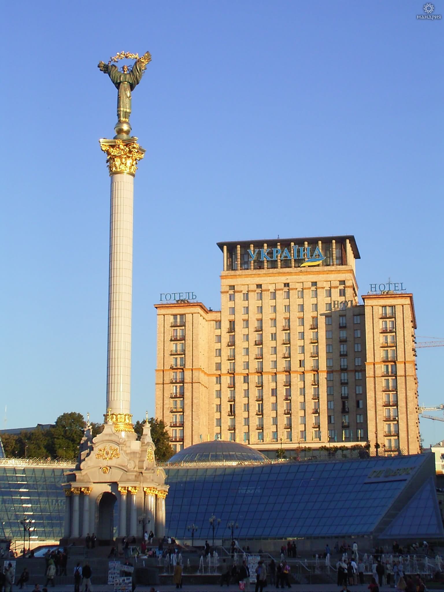 The Independence Statue At The Maidan Nezalezhnosti Square During Sunset Picture