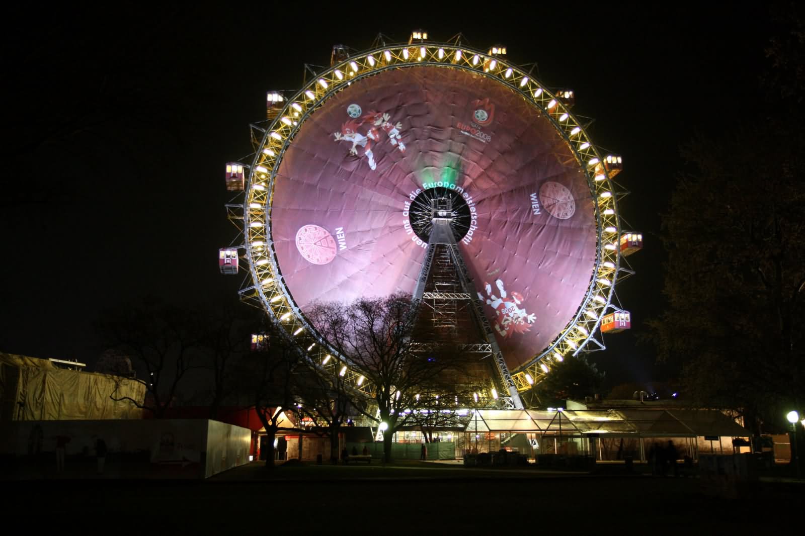 The Wiener Riesenrad Ferris Wheel Looks Amazing At Night