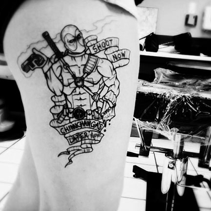 Black Outline Deadpool With Banner Tattoo On Right Thigh