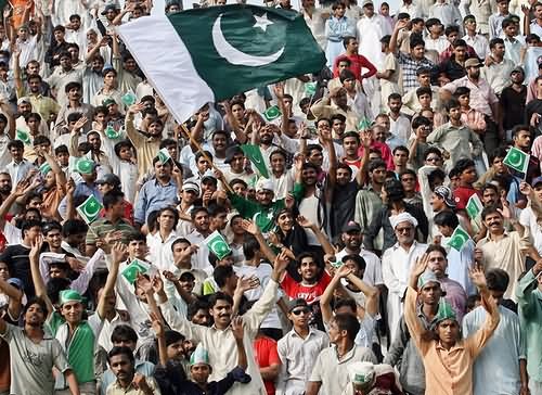 Large Number Of Pakistani People Celebrating Independence Day Of Pakistan
