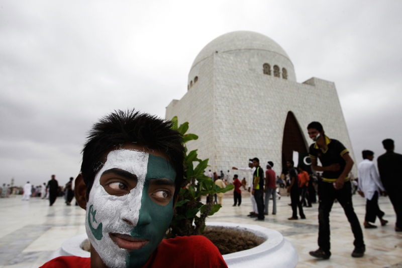 Man Painted His Face With Pakistani Flag Sitting At The Mausoleum During The Independence Day Celebrations