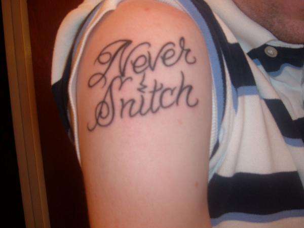 Never Snitch Lettering Tattoo On Right Shoulder