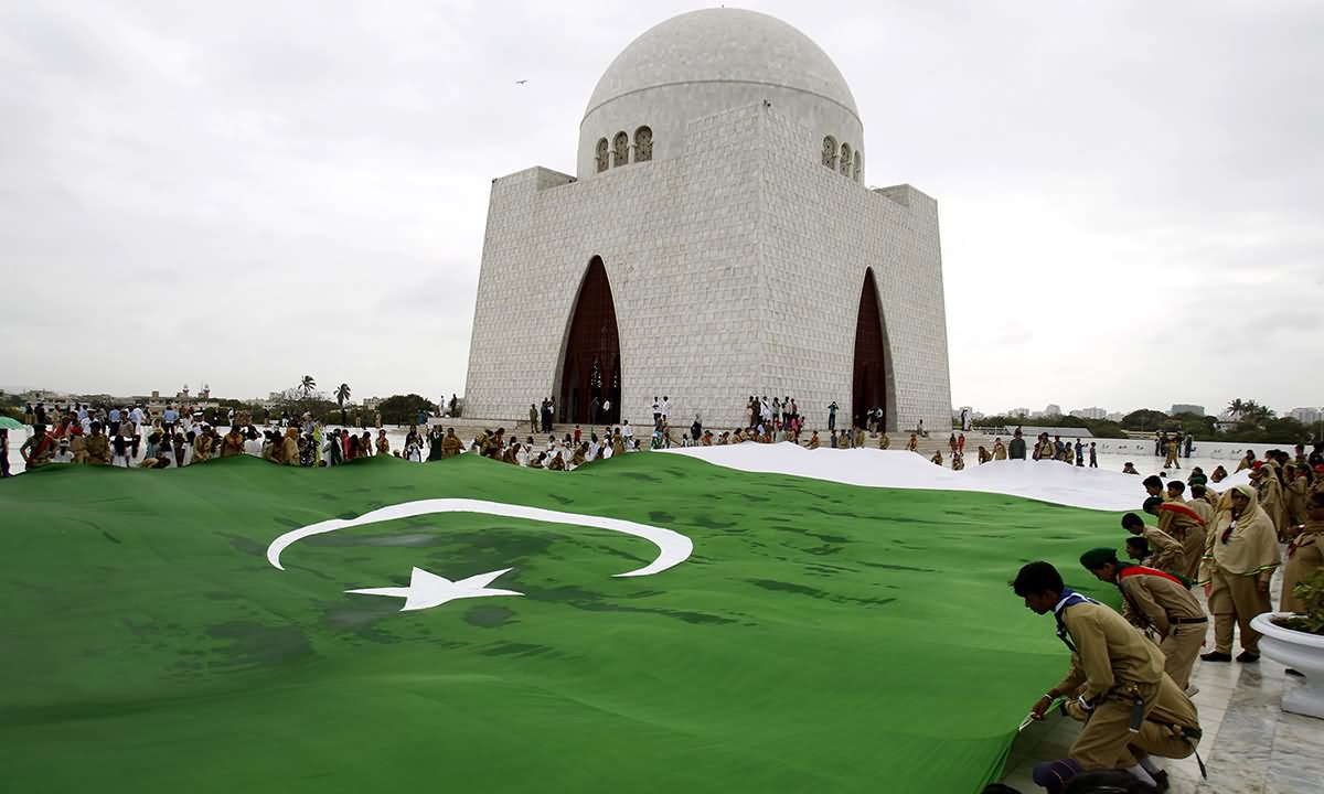 Students Hold A Giant Pakistani Flag To Celebrate Independence Day Of Pakistan