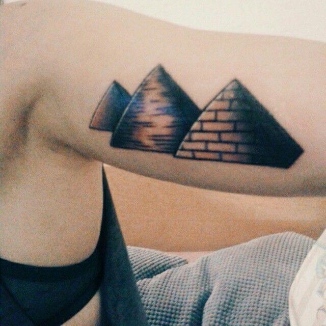 Black Ink Great Pyramid Of Giza Tattoo On Left Bicep