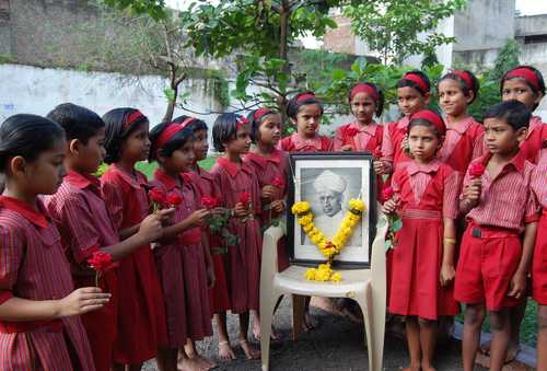 School Children Pay Respect To Dr. S. Radhakrishnan During Teachers Day Celebration