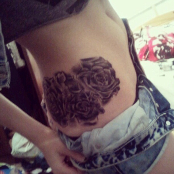 Cool Black Ink Roses Tattoo On Girl Right Hip