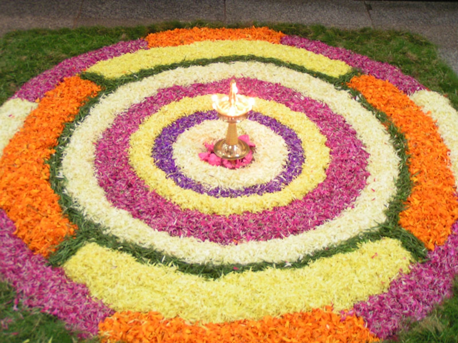 Simple Pookalam Flower Rangoli