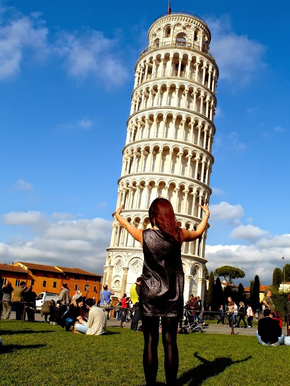 A Girl Holding The Leaning Tower Of Pisa Optical Illusion Picture