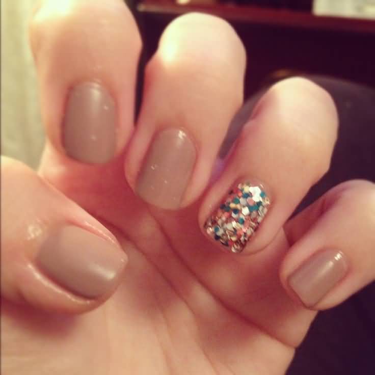 Glitter Accent Nail With Nude Matte Nails