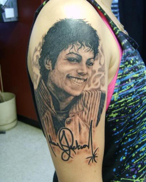 Smiling Michael Jackson Tattoo On Right Shoulder