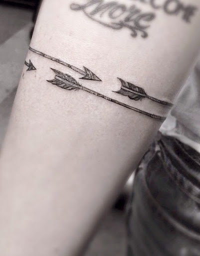 Arrows Tattoo Armband On Arm
