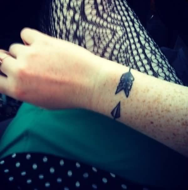 Beautiful Arrows Rubberband Shape Tattoo On Wrist