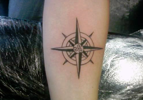 Black And White Simple Compass Tattoo On Leg