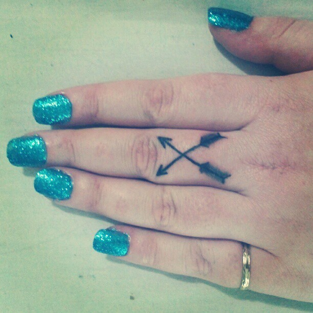 Impressive Two Crossed Arrows Tattoo On Finger
