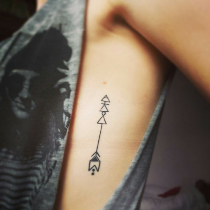 Nice Arrow In Black Ink Tattoo On Rib By Jackie Applen