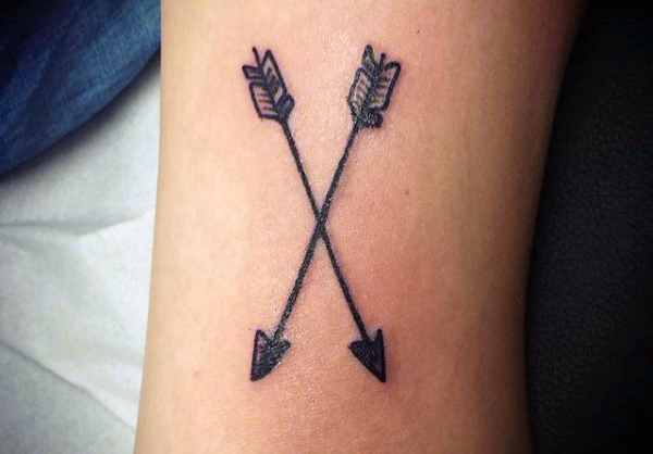 Small Crossby Arrows Tattoo Design