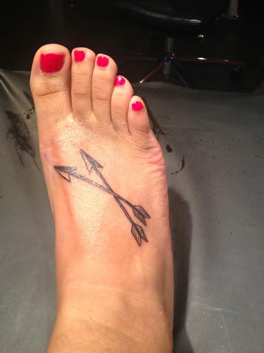 Two Awesome Crossed Arrows Tattoo On Foot