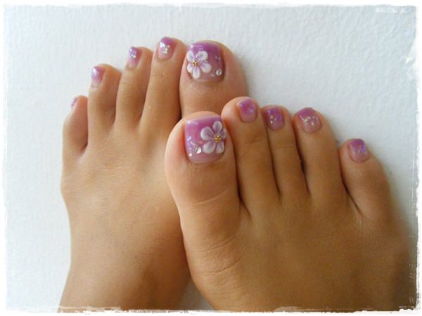 White 3d Flower Nail Art For Toe