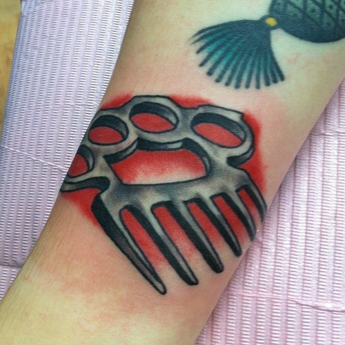 Knuckles Hair Comb Grey Ink Tattoo