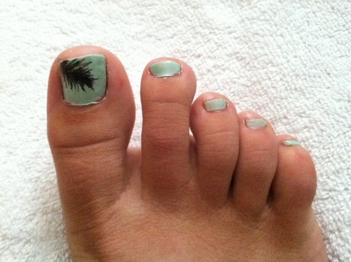 Black Feather Nail Art For Toe