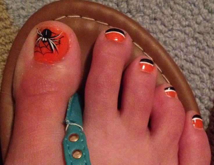 Beautiful Spider And Web Halloween Nail Art For Toe