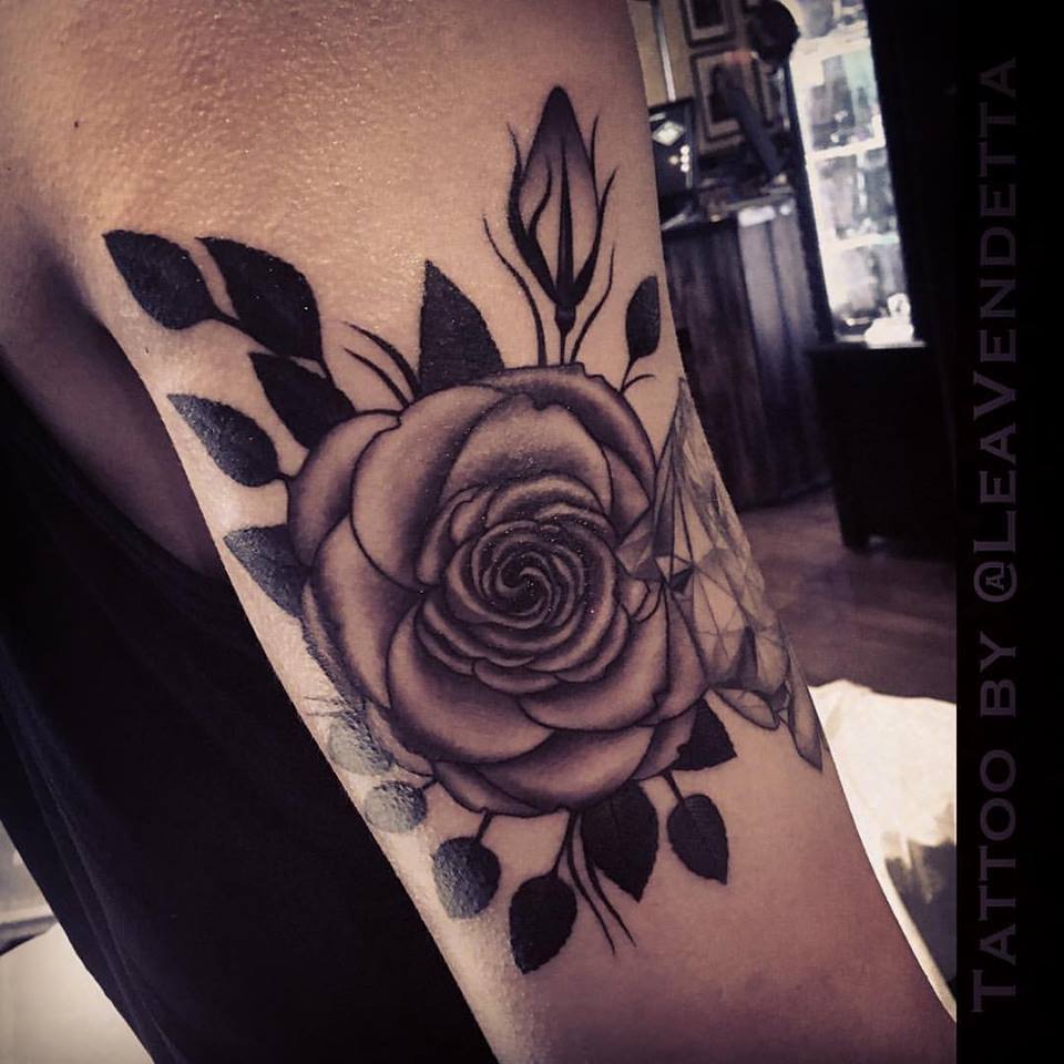 Blank ink rose tattoo on arm by Lea Vendetta