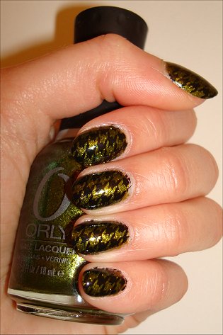 Gold Glitter Houndstooth Nail Art