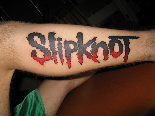 Red And Black Slipknot Word Tattoo On Leg