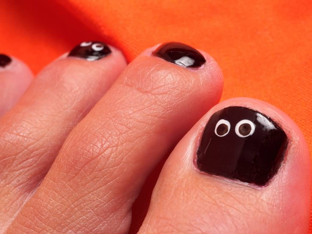 Scary Eyes On Toe Nails For Halloween